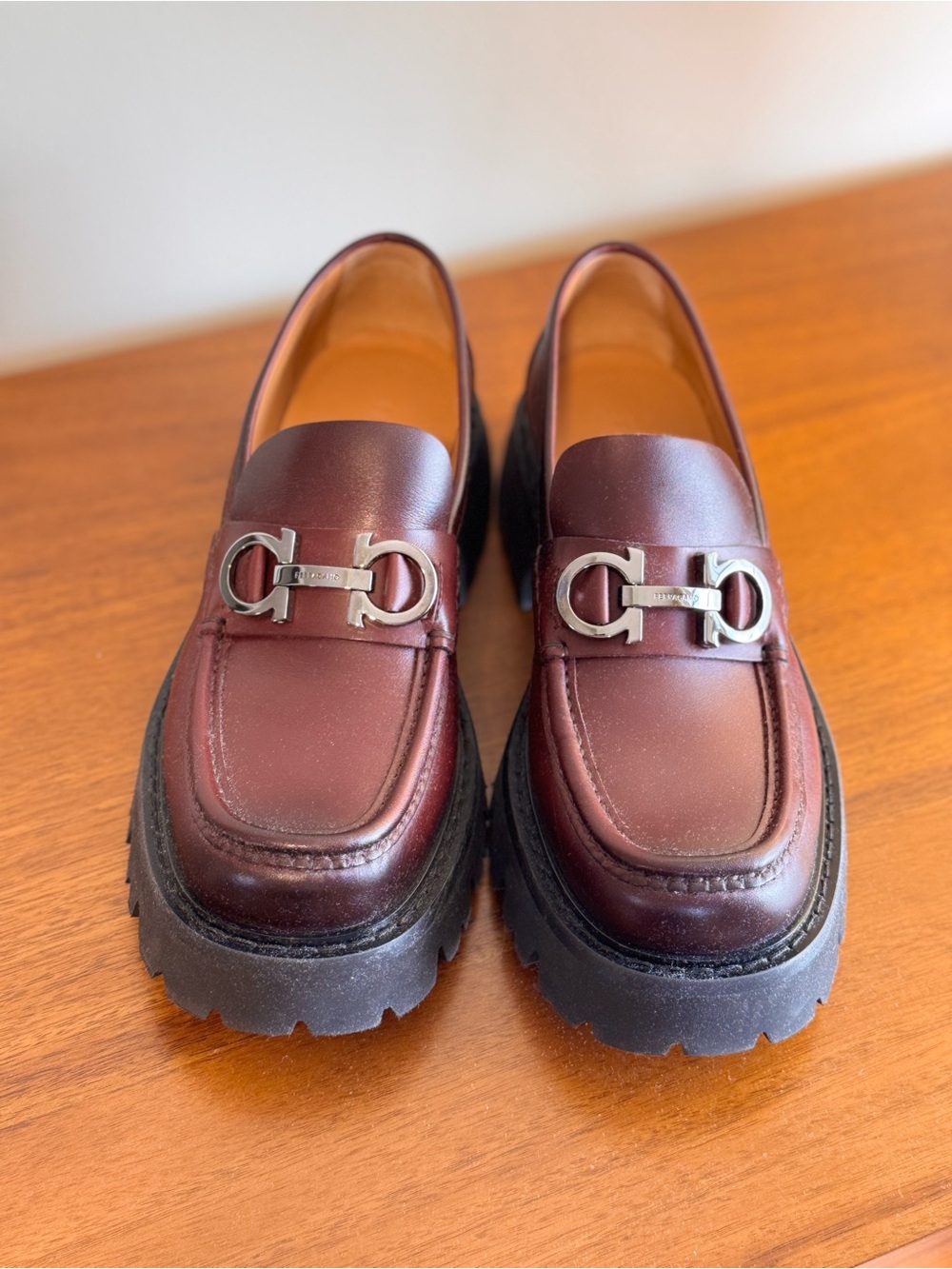 NIB Ferragamo Gancini Lug Sole Burgundy Leather Loafers Size 8.5 C - Picture 3 of 14